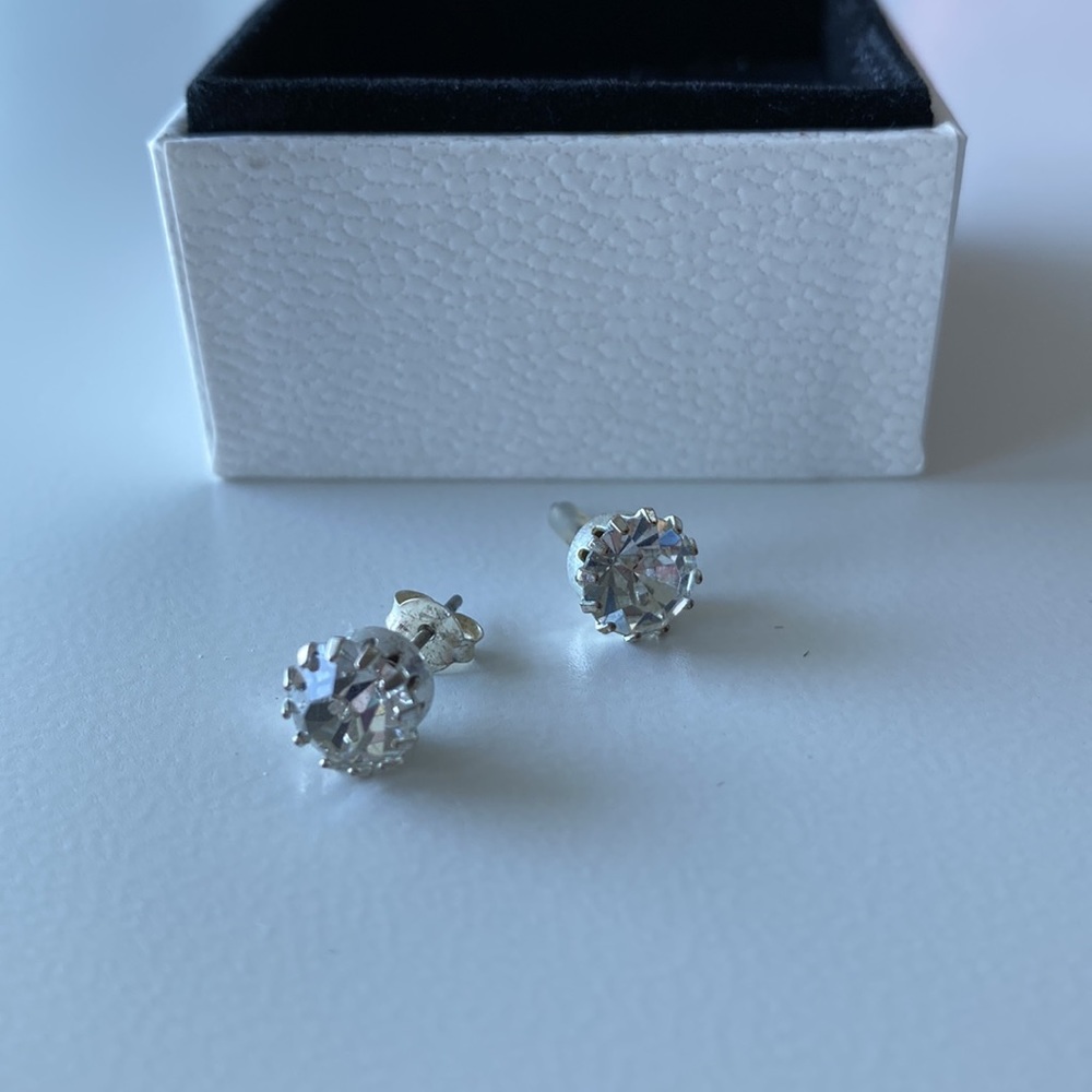 Diamond studs - Picture 3 of 3